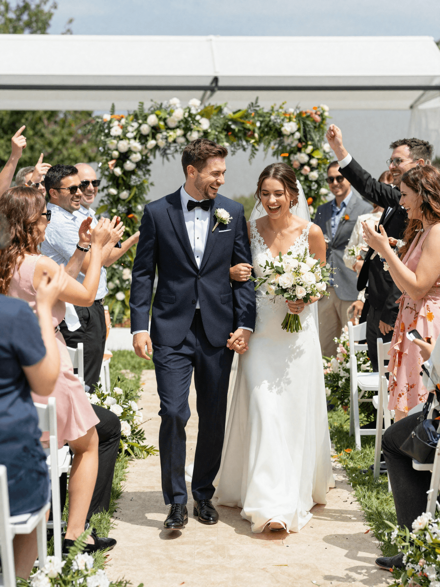 Pareja de novios celebrando su matrimonio al aire libre